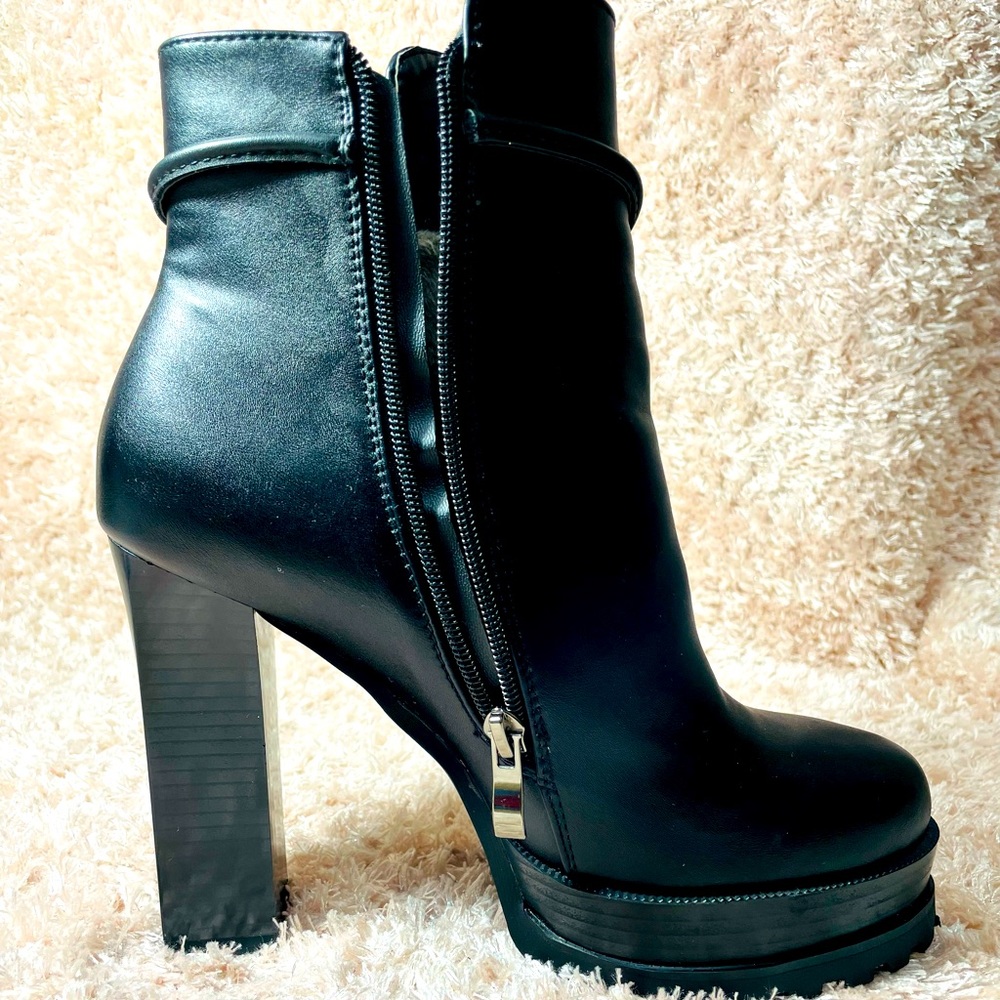 A block high heel warm boot. Size 8.5-9 USA